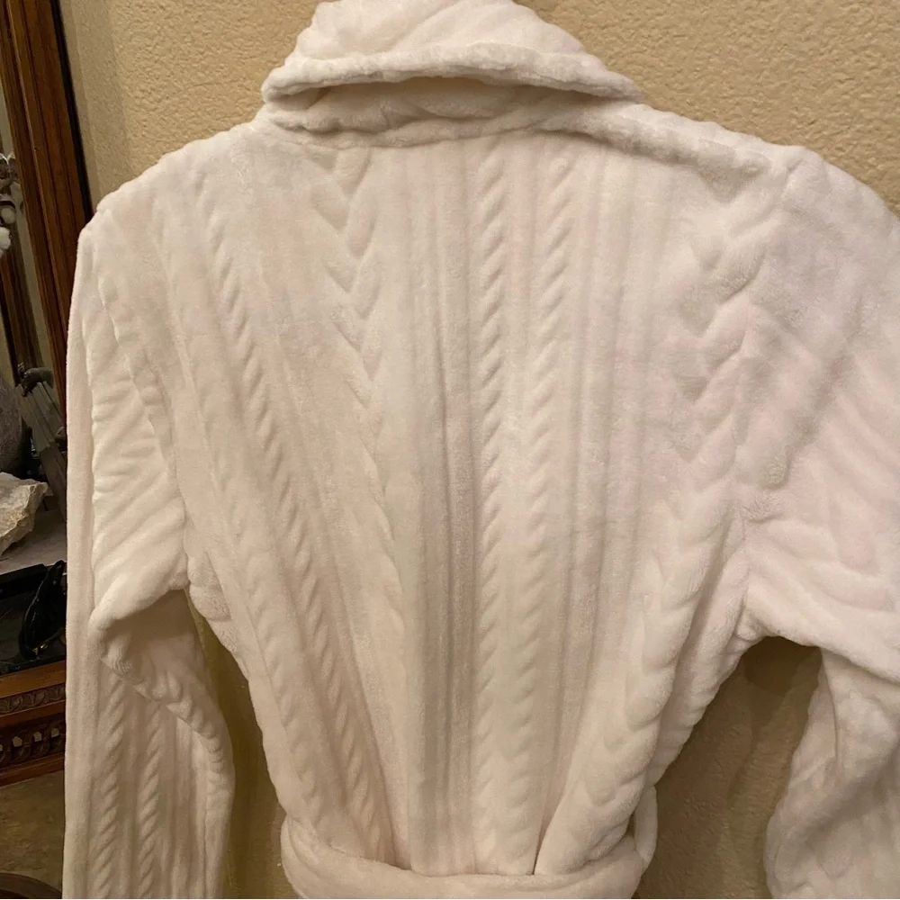 SOLD!! GILLIGAN & O’MALLEY Women White Plush Super Soft Robe Size XS/S - Picture 5 of 7